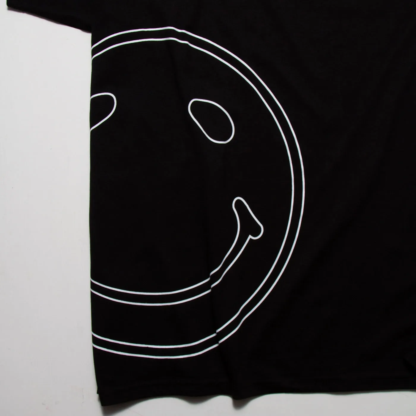 White Outline Side Smiley - Tshirt - Black